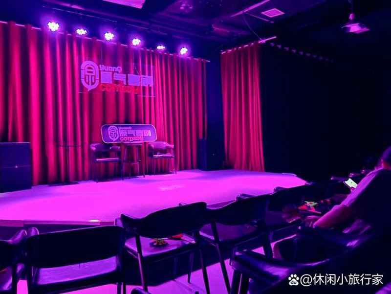 相声茶馆里的笑声与文化之旅